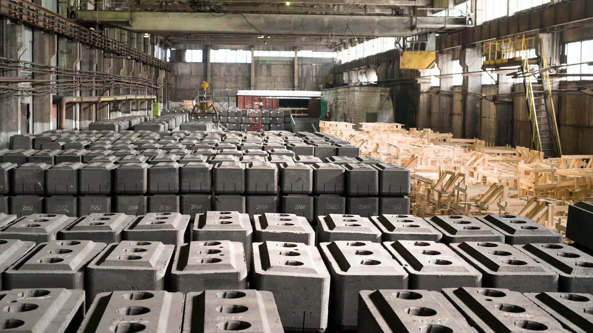 storage-in-manufacturing-plant-R6MC5F9 copia